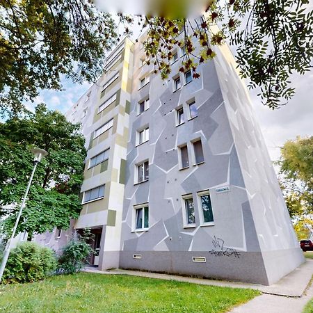Modern 2 Bedroom Apt - Free Parking บราติสลาวา ภายนอก รูปภาพ